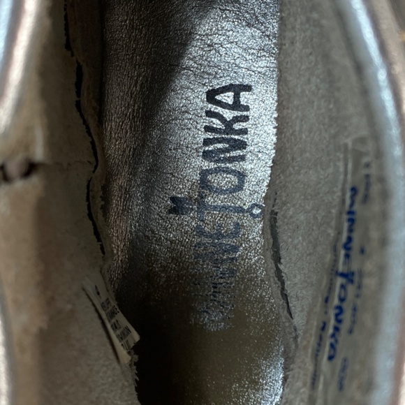 Minnetonka Youth 4 Silver Leather Fringe Zip Moccasins Rubber Sole Outdoor Wear - Picture 11 of 11